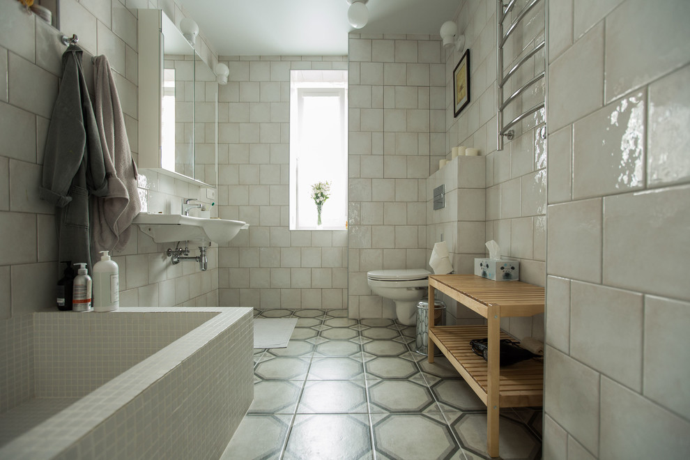 Idéer för ett modernt en-suite badrum, med en vägghängd toalettstol, ett väggmonterat handfat och grått golv