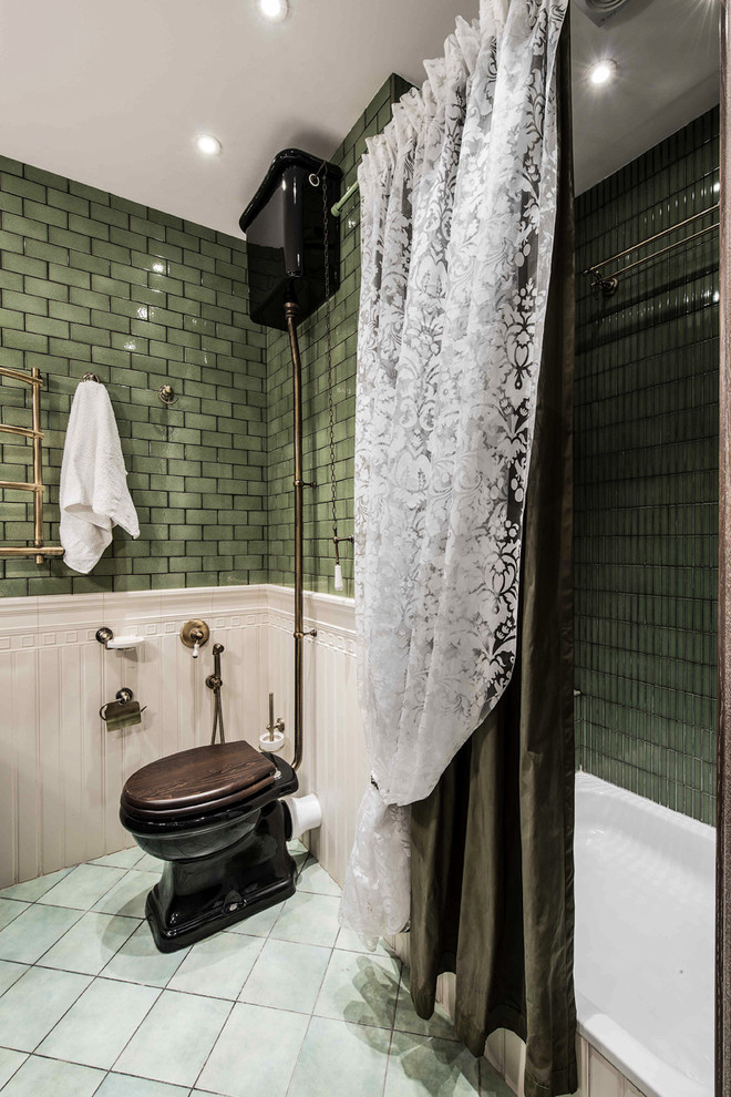 На фото: ванная комната среднего размера в классическом стиле с раздельным унитазом, зеленой плиткой, зеленым полом и шторкой для ванной