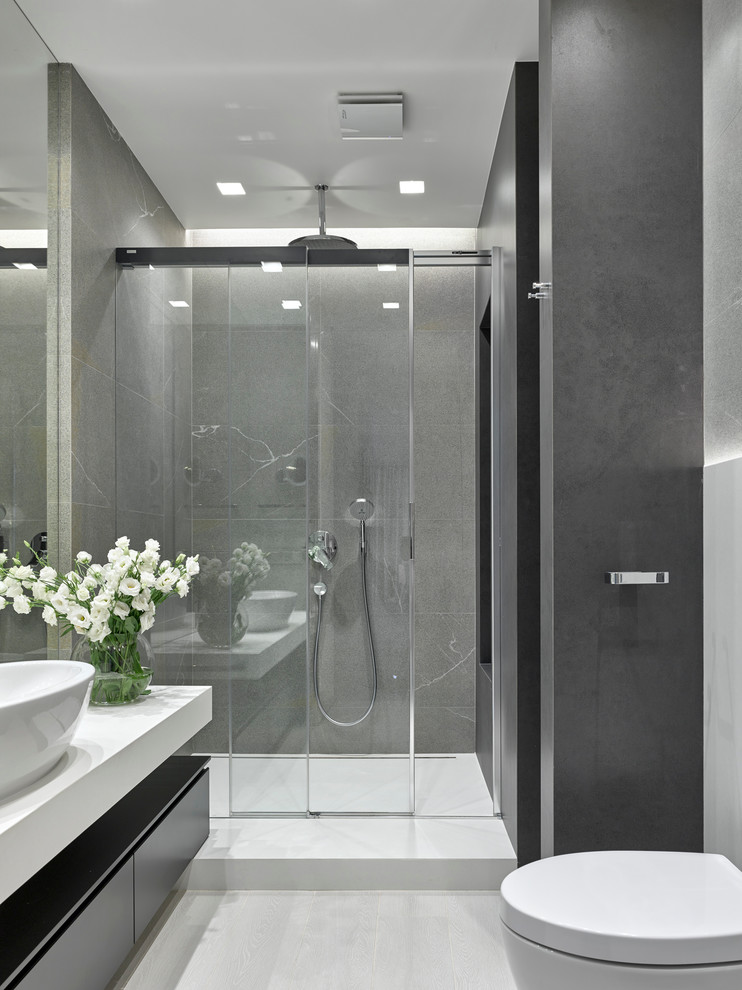 Idee per una stanza da bagno contemporanea con doccia alcova, pareti grigie, ante lisce, ante nere, WC monopezzo e lavabo a bacinella