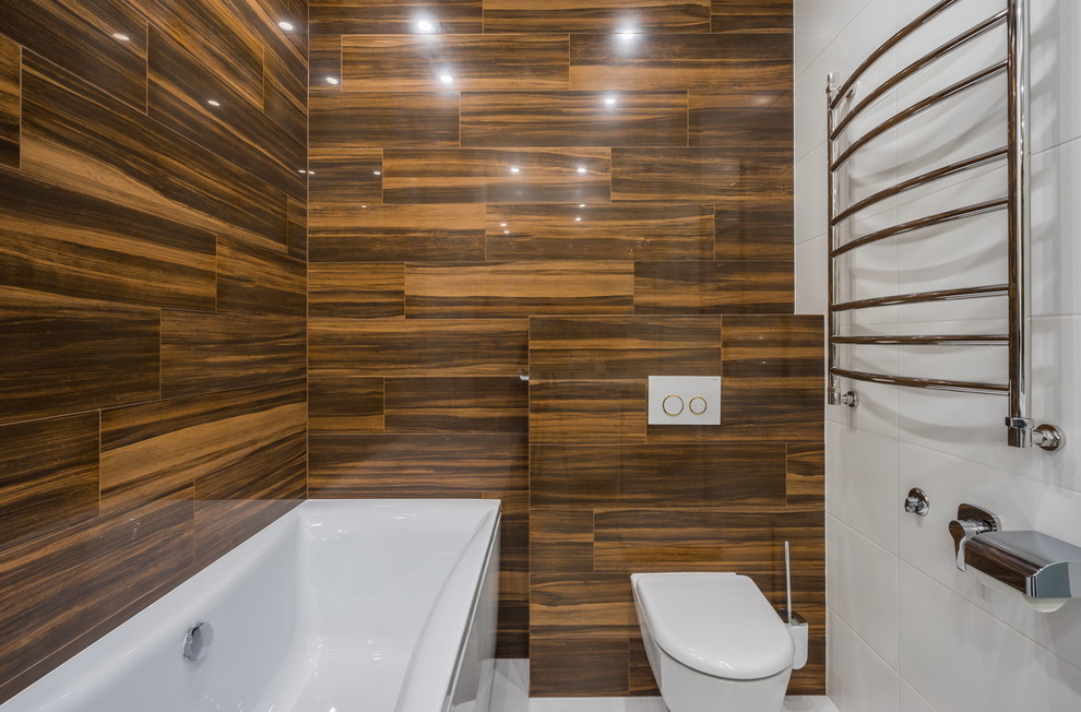 Ispirazione per una stanza da bagno padronale design con WC sospeso, piastrelle marroni e pavimento bianco