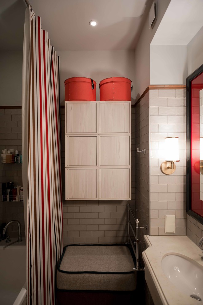 Идея дизайна: ванная комната в стиле неоклассика (современная классика) с врезной раковиной