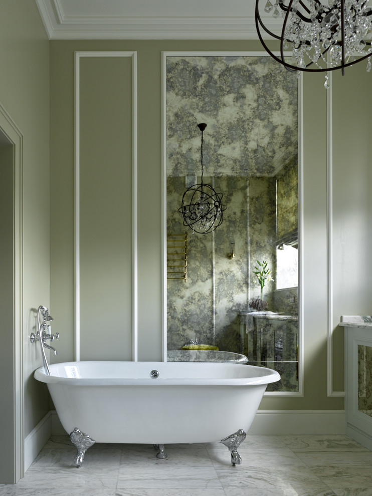 Foto på ett vintage en-suite badrum, med ett badkar med tassar, grå väggar och grått golv