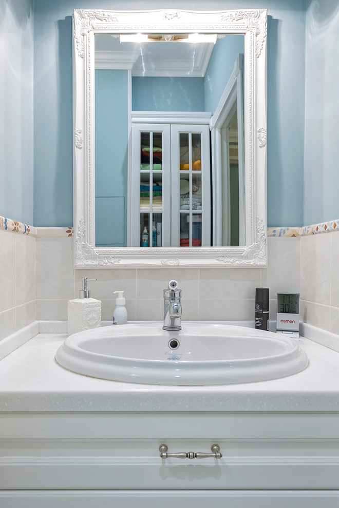 Foto de cuarto de baño tradicional con paredes azules y lavabo encastrado