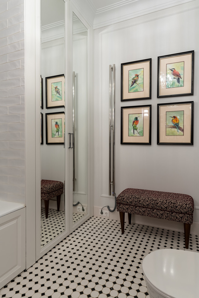 Idéer för mellanstora vintage svart en-suite badrum, med luckor med upphöjd panel, vita skåp, ett badkar i en alkov, en dusch/badkar-kombination, en vägghängd toalettstol, vit kakel, stenhäll, vita väggar, klinkergolv i keramik, ett undermonterad handfat, marmorbänkskiva, vitt golv och dusch med duschdraperi