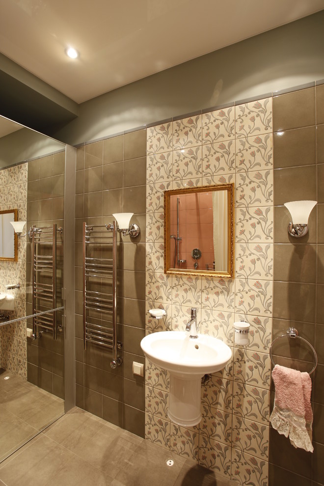 Свежая идея для дизайна: ванная комната среднего размера в стиле кантри с открытыми фасадами, угловым душем, инсталляцией, разноцветной плиткой, керамической плиткой, розовыми стенами, полом из керамогранита, душевой кабиной, консольной раковиной, коричневым полом, шторкой для ванной и белой столешницей - отличное фото интерьера