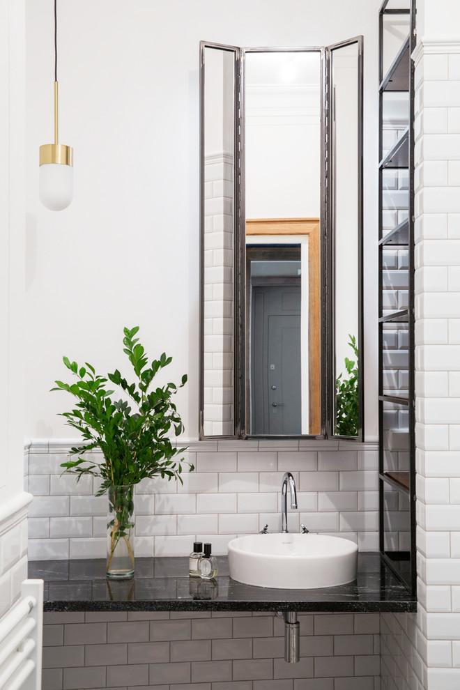 Imagen de cuarto de baño tradicional renovado con baldosas y/o azulejos blancos, baldosas y/o azulejos de cemento, paredes blancas y lavabo sobreencimera