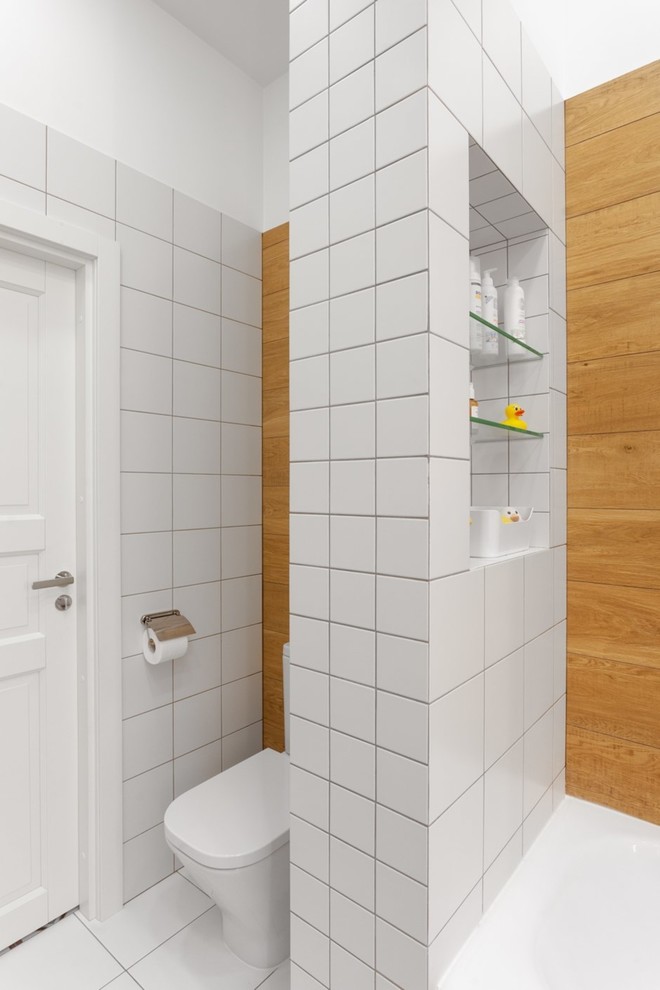 Idéer för ett mellanstort skandinaviskt svart en-suite badrum, med släta luckor, vita skåp, ett badkar i en alkov, en dusch i en alkov, en vägghängd toalettstol, vit kakel, keramikplattor, vita väggar, klinkergolv i keramik, ett fristående handfat, granitbänkskiva, vitt golv och dusch med duschdraperi