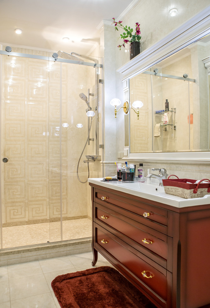 На фото: большая ванная комната в классическом стиле с фасадами с утопленной филенкой, красными фасадами, бежевой плиткой, керамической плиткой, полом из керамической плитки, бежевым полом и монолитной раковиной с