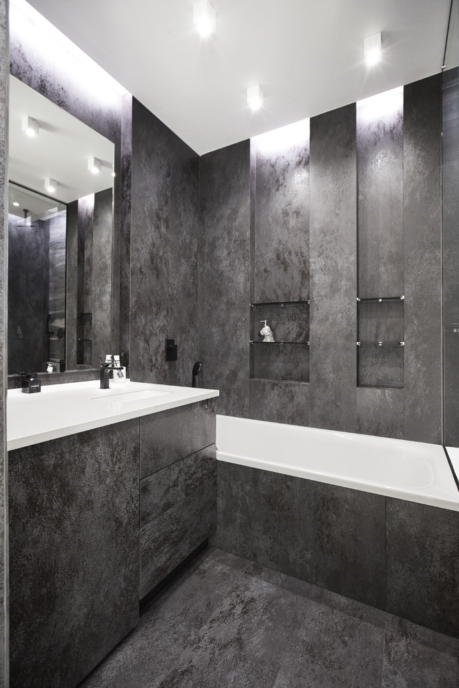 Esempio di una stanza da bagno padronale contemporanea con ante lisce, ante grigie, vasca ad alcova, piastrelle grigie, lavabo sottopiano e pavimento grigio
