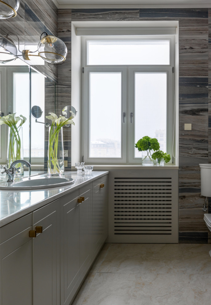 На фото: ванная комната в современном стиле с плоскими фасадами, серыми фасадами, накладной раковиной, белой столешницей, тумбой под одну раковину, напольной тумбой и акцентной стеной