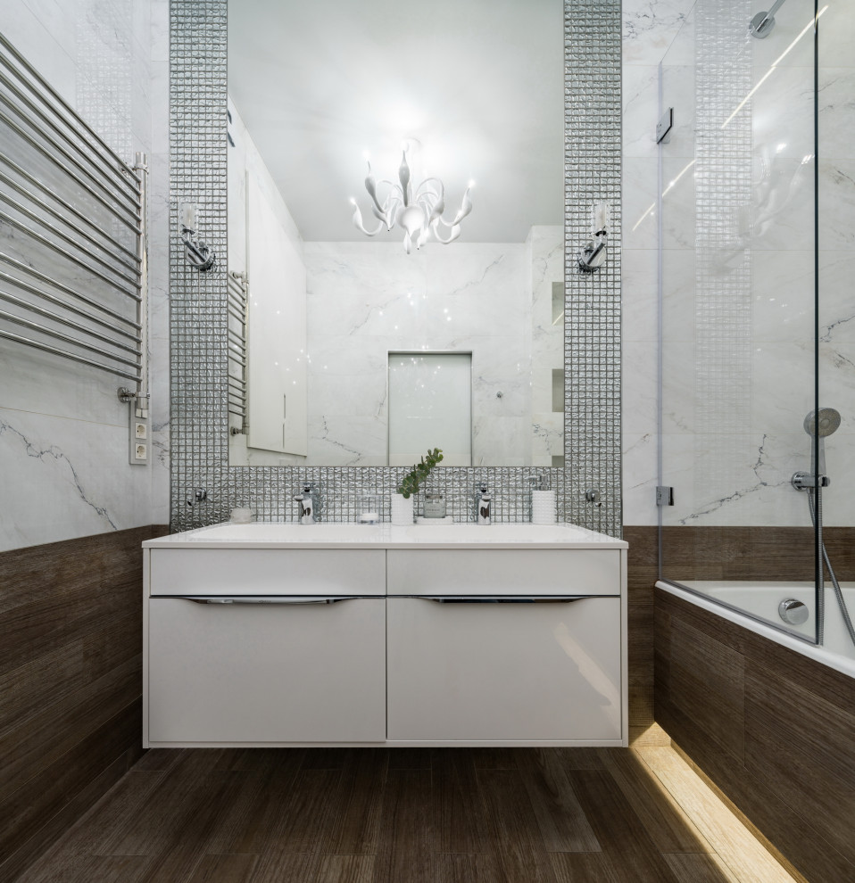 Inspiration för mellanstora moderna vitt badrum med dusch, med släta luckor, vita skåp, ett badkar i en alkov, brun kakel, grå kakel, ett integrerad handfat, brunt golv och med dusch som är öppen