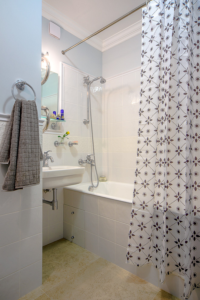 Свежая идея для дизайна: ванная комната в современном стиле с белой плиткой, белыми стенами и подвесной раковиной - отличное фото интерьера