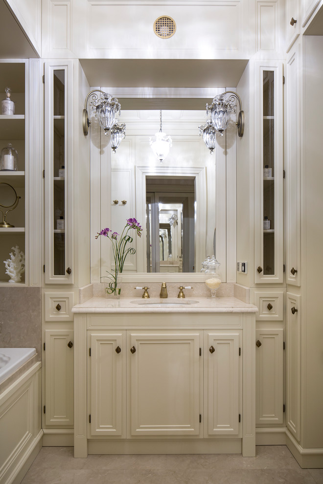 Inspiration för klassiska badrum, med luckor med infälld panel, vita skåp, vita väggar, ett undermonterad handfat och marmorbänkskiva