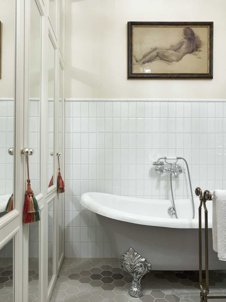 Идея дизайна: главная ванная комната в стиле неоклассика (современная классика) с белой плиткой, керамической плиткой, белыми стенами, ванной на ножках и серым полом