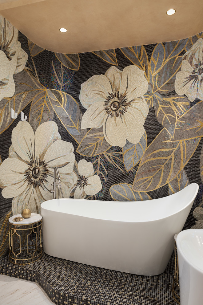 Immagine di una stanza da bagno padronale minimal con vasca freestanding, piastrelle multicolore, piastrelle a mosaico, pavimento con piastrelle a mosaico e pavimento multicolore