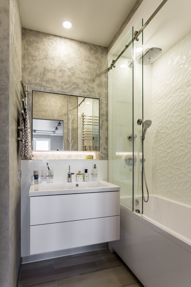 Идея дизайна: ванная комната среднего размера с серыми стенами, полом из керамической плитки, настольной раковиной, столешницей из искусственного камня и белой столешницей