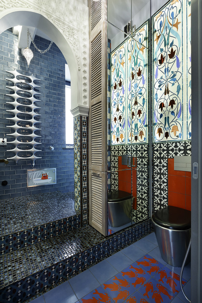 Пример оригинального дизайна: ванная комната среднего размера в стиле фьюжн с синей плиткой, раздельным унитазом, плиткой мозаикой и открытым душем