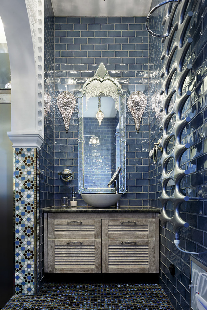 Foto på ett mellanstort eklektiskt badrum, med luckor med lamellpanel, skåp i ljust trä, blå kakel, mosaikgolv, ett fristående handfat och granitbänkskiva