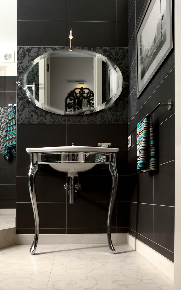 Ispirazione per una stanza da bagno tradizionale con piastrelle nere e lavabo a consolle