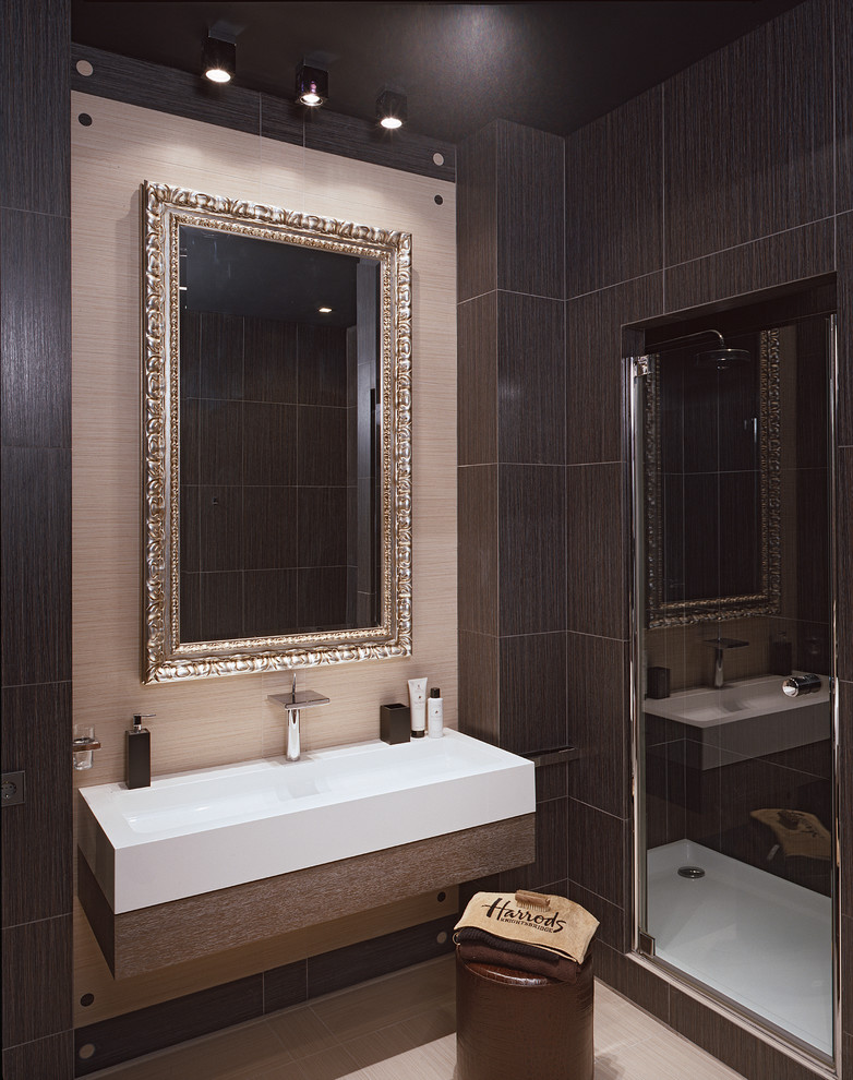 Пример оригинального дизайна: ванная комната среднего размера в современном стиле с коричневой плиткой, монолитной раковиной, душем в нише, керамической плиткой, коричневыми стенами, полом из керамической плитки, душевой кабиной, столешницей из искусственного камня, бежевым полом и душем с распашными дверями