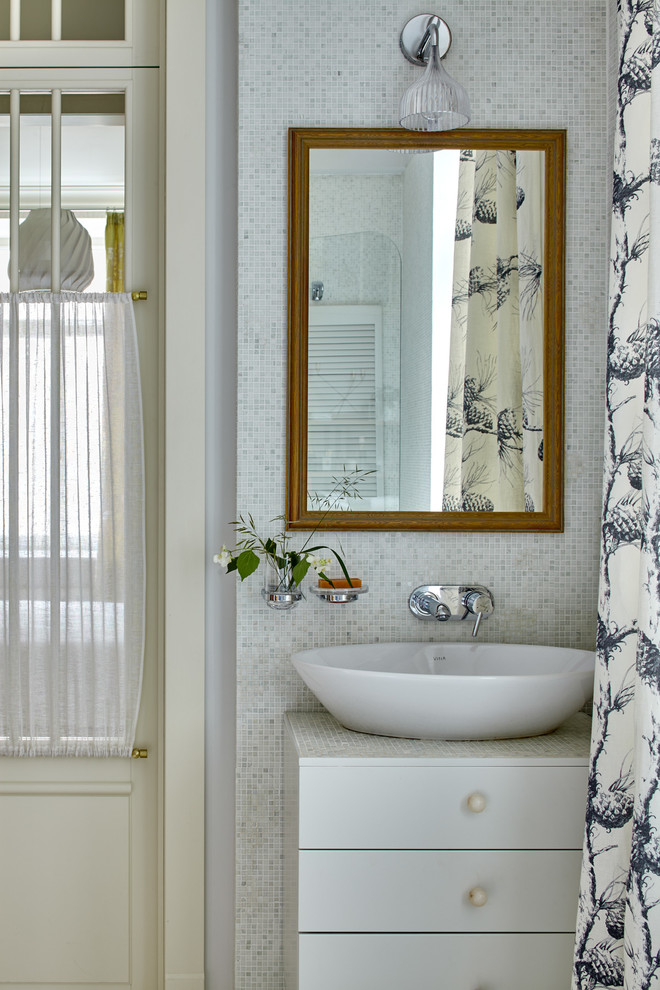 Ispirazione per una stanza da bagno contemporanea con piastrelle bianche, piastrelle a mosaico e lavabo a bacinella
