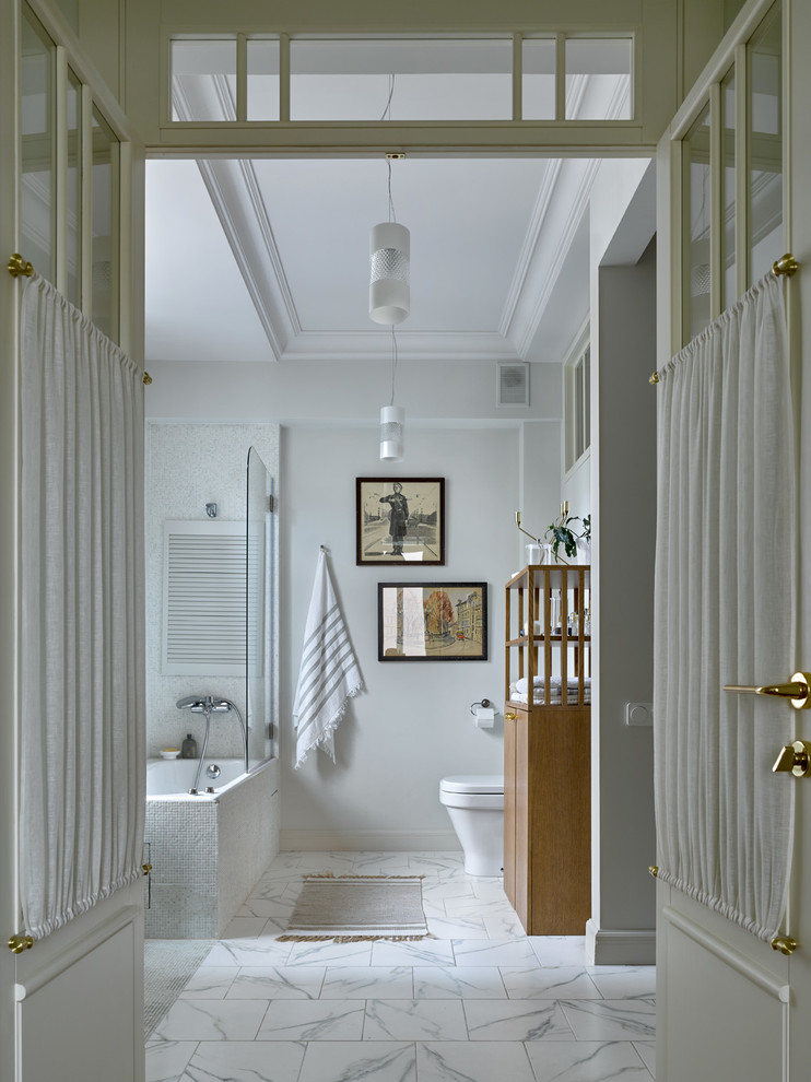 Imagen de cuarto de baño tradicional de tamaño medio con bañera esquinera, combinación de ducha y bañera, paredes blancas, suelo de mármol y ducha abierta