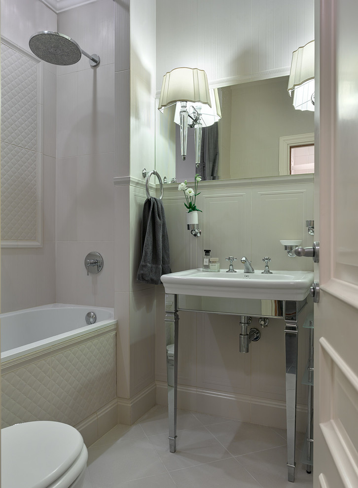 モスクワにあるトラディショナルスタイルのおしゃれなマスターバスルーム (アルコーブ型浴槽、シャワー付き浴槽	、白いタイル、コンソール型シンク、グレーの壁、グレーの床) の写真