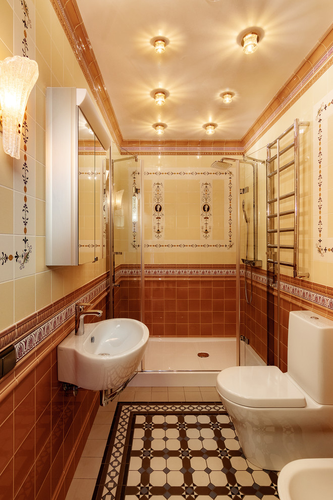 Пример оригинального дизайна: большая главная ванная комната в викторианском стиле с стеклянными фасадами, душевой комнатой, унитазом-моноблоком, желтыми стенами, подвесной раковиной, белым полом и душем с распашными дверями