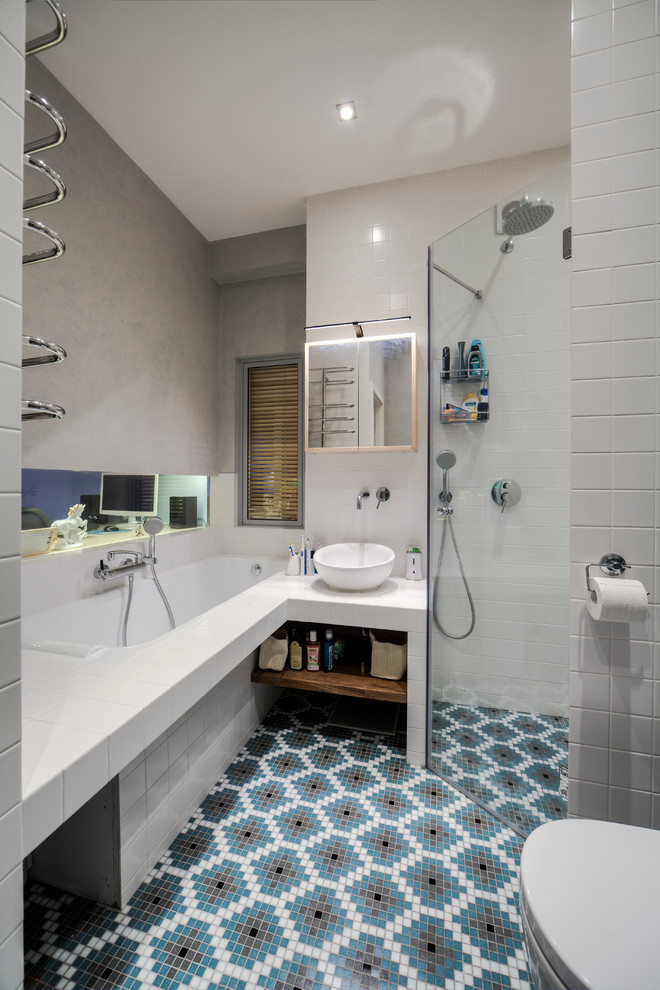 Свежая идея для дизайна: главная ванная комната в современном стиле с полновстраиваемой ванной, душем без бортиков, белой плиткой, настольной раковиной, синим полом и душем с распашными дверями - отличное фото интерьера
