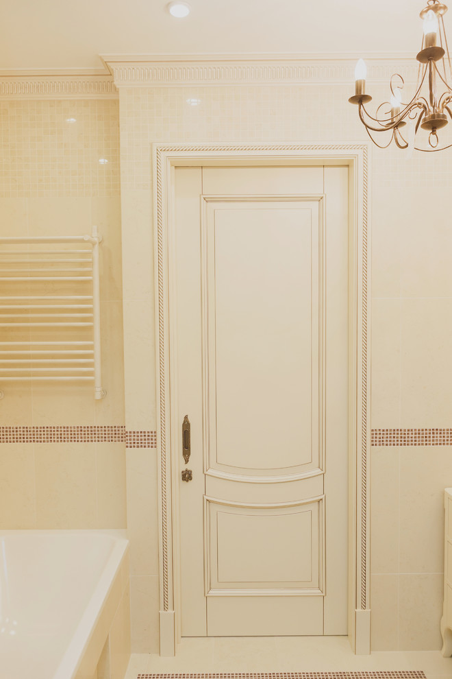 Стильный дизайн: маленькая главная ванная комната в классическом стиле с бежевыми фасадами, полновстраиваемой ванной, бежевой плиткой, керамической плиткой, бежевыми стенами и полом из керамической плитки для на участке и в саду - последний тренд