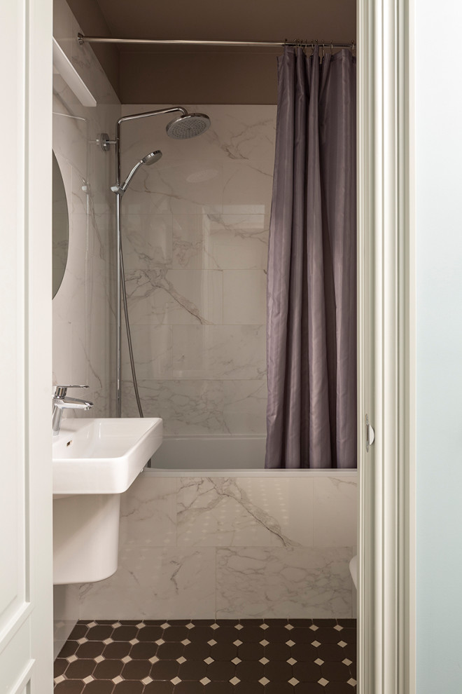 Inspiration för ett 50 tals en-suite badrum, med ett undermonterat badkar, en dusch/badkar-kombination och vit kakel