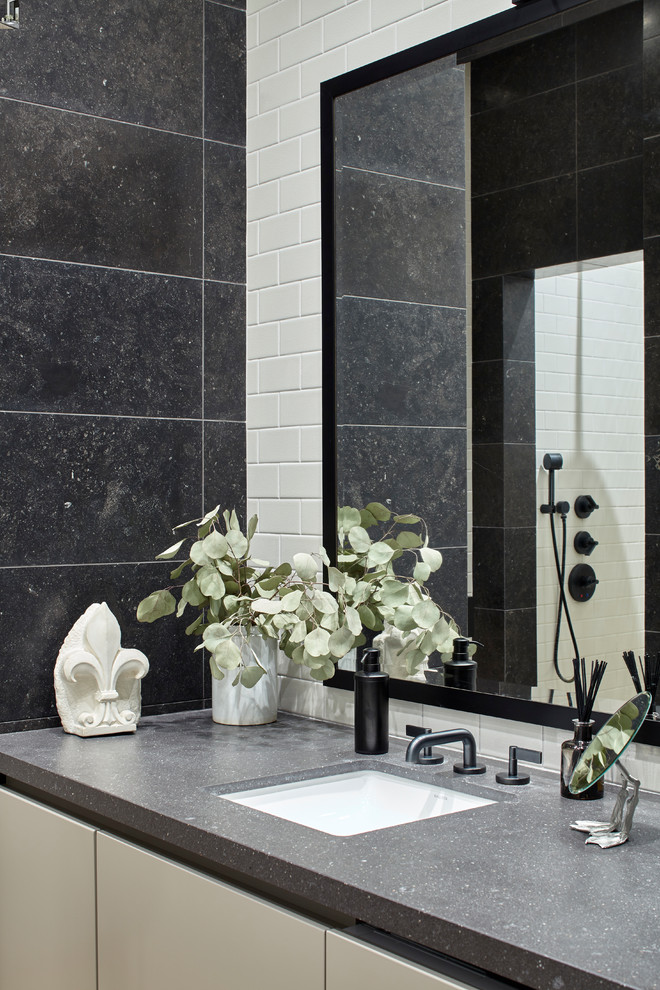 Diseño de cuarto de baño tradicional renovado con armarios con paneles lisos, baldosas y/o azulejos blancos, baldosas y/o azulejos grises, lavabo bajoencimera y puertas de armario blancas