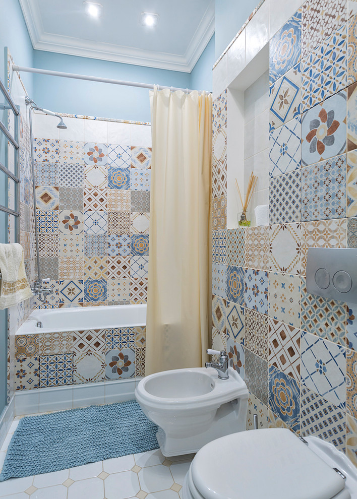 Пример оригинального дизайна: главная ванная комната в современном стиле с ванной в нише, душем над ванной, биде, разноцветной плиткой, синими стенами, белым полом и шторкой для ванной