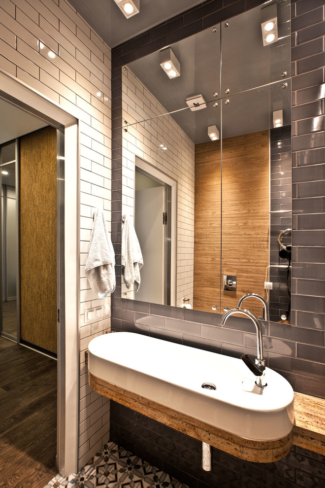 Modelo de cuarto de baño principal contemporáneo con baldosas y/o azulejos blancos, baldosas y/o azulejos grises, lavabo sobreencimera y suelo multicolor