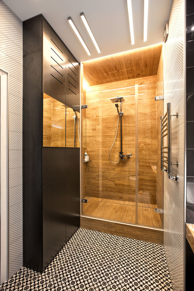 Immagine di una stanza da bagno con doccia contemporanea con doccia alcova, piastrelle bianche, pistrelle in bianco e nero, pavimento multicolore e porta doccia a battente
