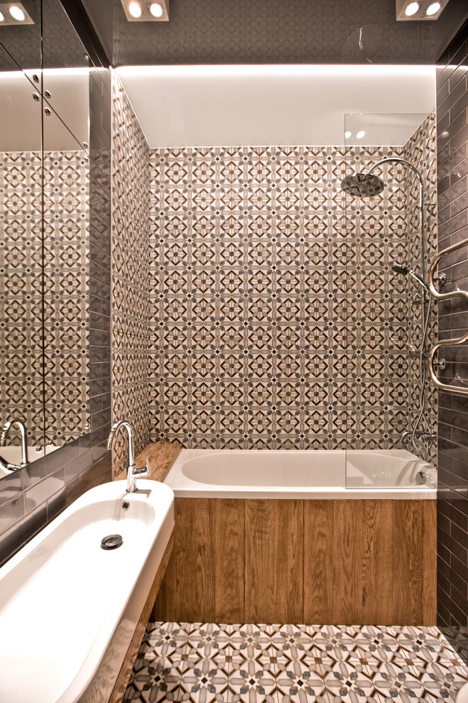 Foto di una stanza da bagno padronale design con vasca/doccia, piastrelle multicolore, lavabo a bacinella, pavimento multicolore e vasca ad alcova