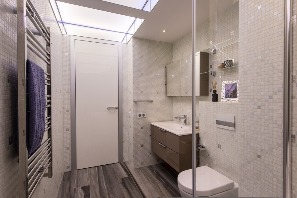 Стильный дизайн: ванная комната среднего размера в современном стиле с стеклянной плиткой и полом из керамогранита - последний тренд