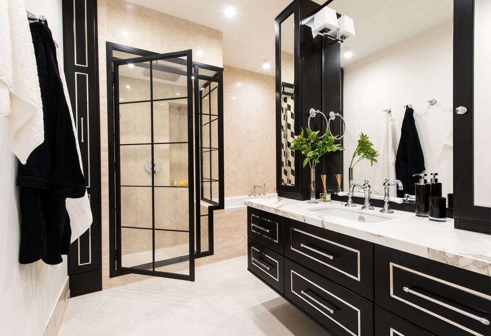 Стильный дизайн: главная ванная комната в стиле неоклассика (современная классика) с черными фасадами, ванной в нише, душем в нише, бежевой плиткой, врезной раковиной, бежевым полом и душем с распашными дверями - последний тренд
