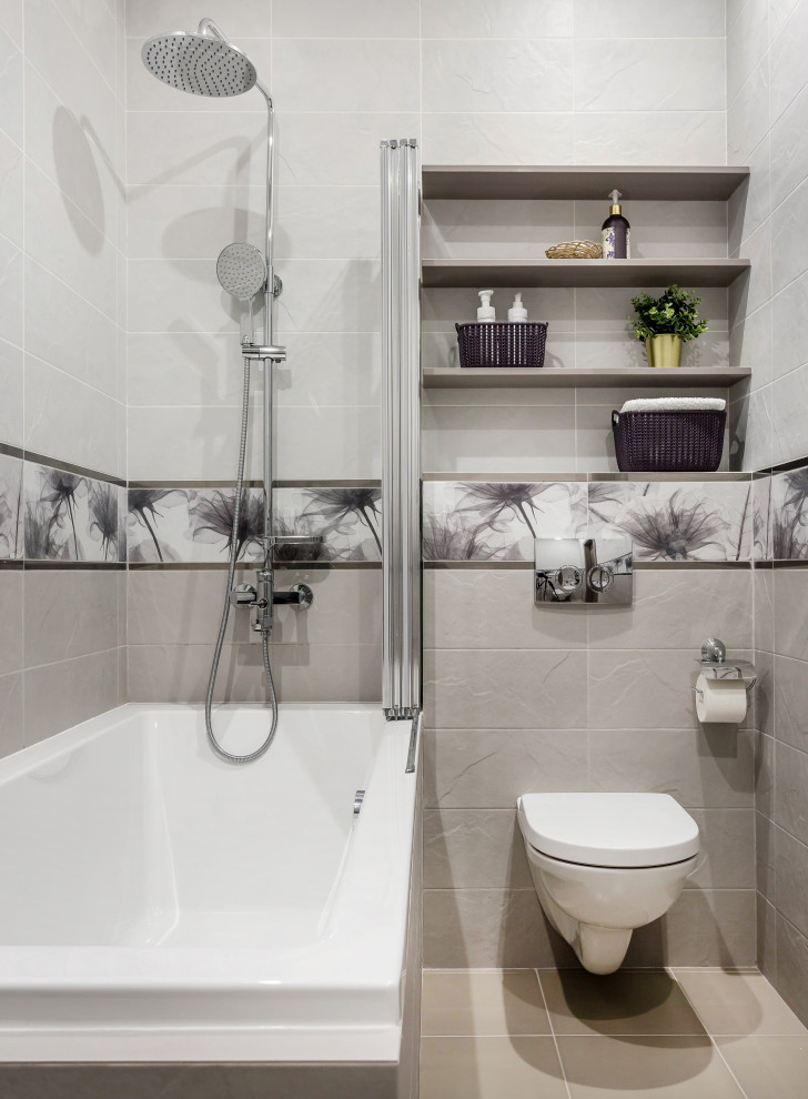 Idéer för ett minimalistiskt badrum, med en dusch/badkar-kombination och en vägghängd toalettstol