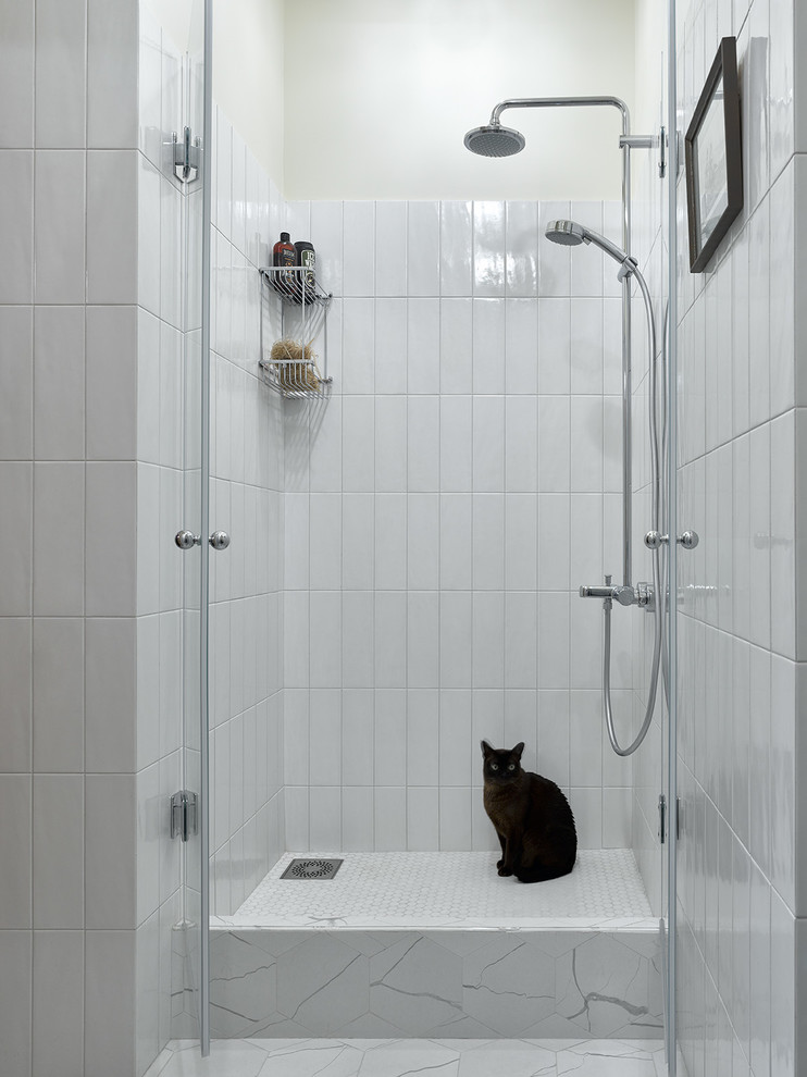 Diseño de cuarto de baño actual con ducha empotrada, paredes blancas, aseo y ducha, suelo beige y ducha con puerta con bisagras
