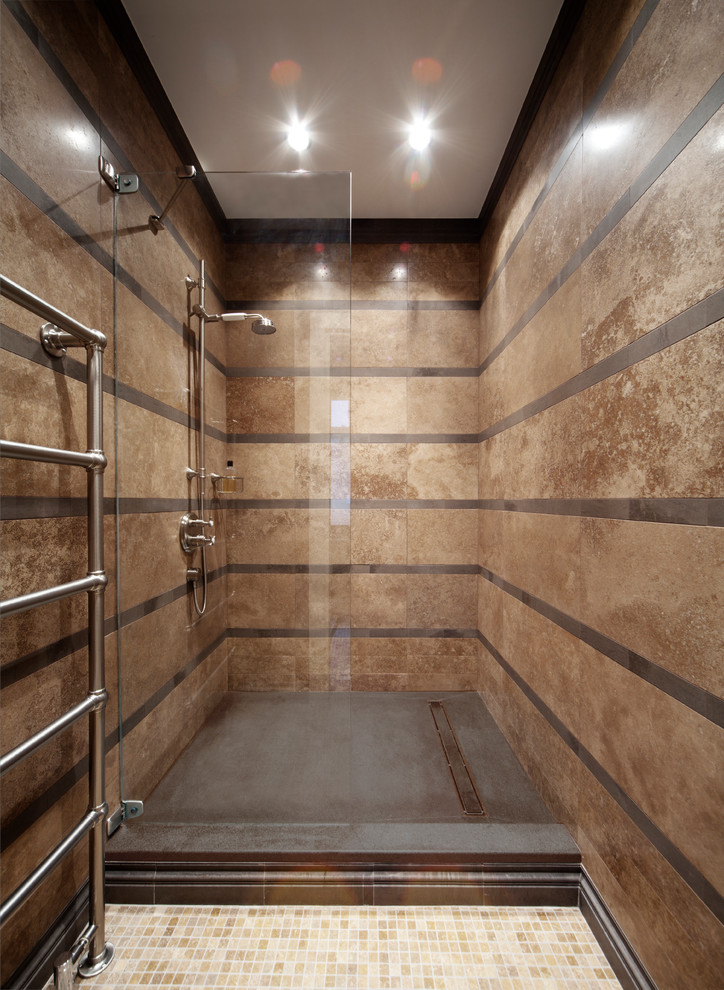 Cette image montre une salle d'eau design avec un espace douche bain, du carrelage en marbre et un sol en marbre.