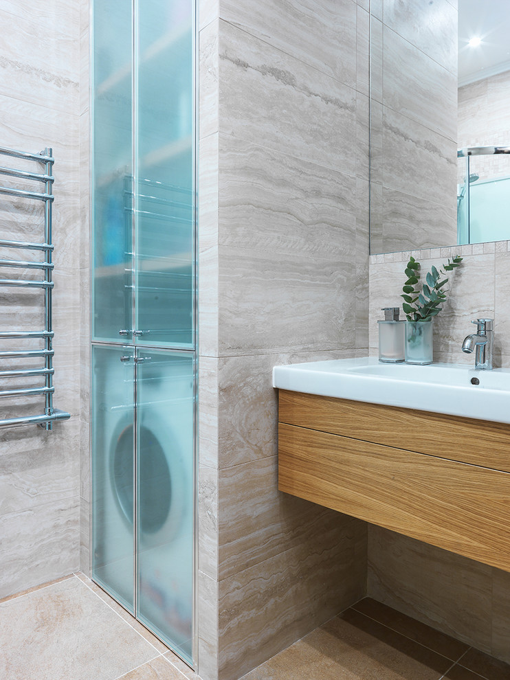 Réalisation d'une salle d'eau design en bois brun avec un placard à porte plane, un lavabo intégré, un sol beige, une douche d'angle, un carrelage beige, un mur beige et un plan de toilette blanc.
