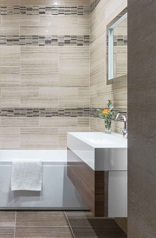 Idée de décoration pour une salle de bain principale design en bois brun avec un placard à porte plane et un lavabo intégré.