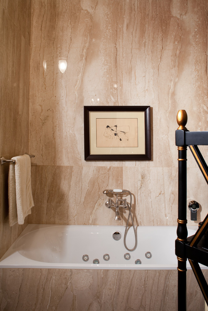 На фото: ванная комната в современном стиле с гидромассажной ванной, мраморной плиткой и бежевыми стенами с