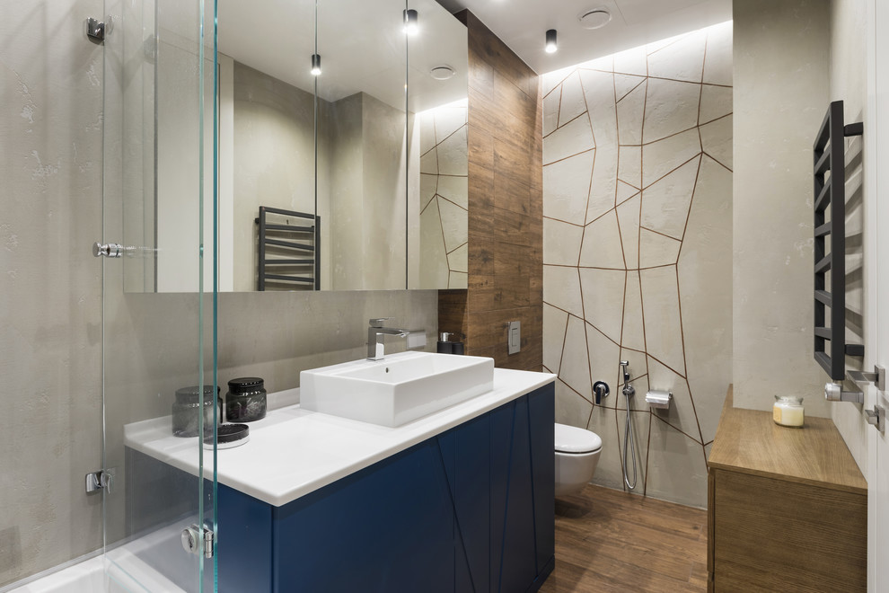 Источник вдохновения для домашнего уюта: ванная комната в современном стиле с синими фасадами, инсталляцией, настольной раковиной, коричневым полом и белой столешницей