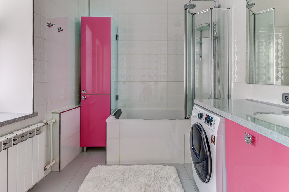 На фото: главная ванная комната в современном стиле с плоскими фасадами, душем над ванной, белой плиткой, врезной раковиной, серым полом, серой столешницей и акцентной стеной