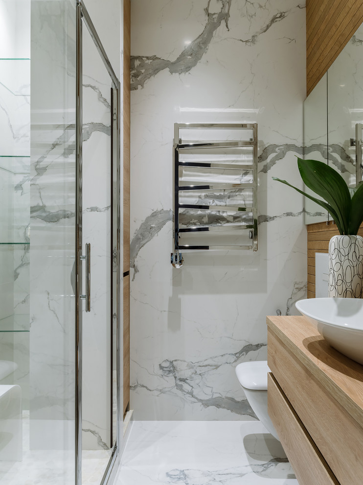 Пример оригинального дизайна: ванная комната в белых тонах с отделкой деревом в современном стиле