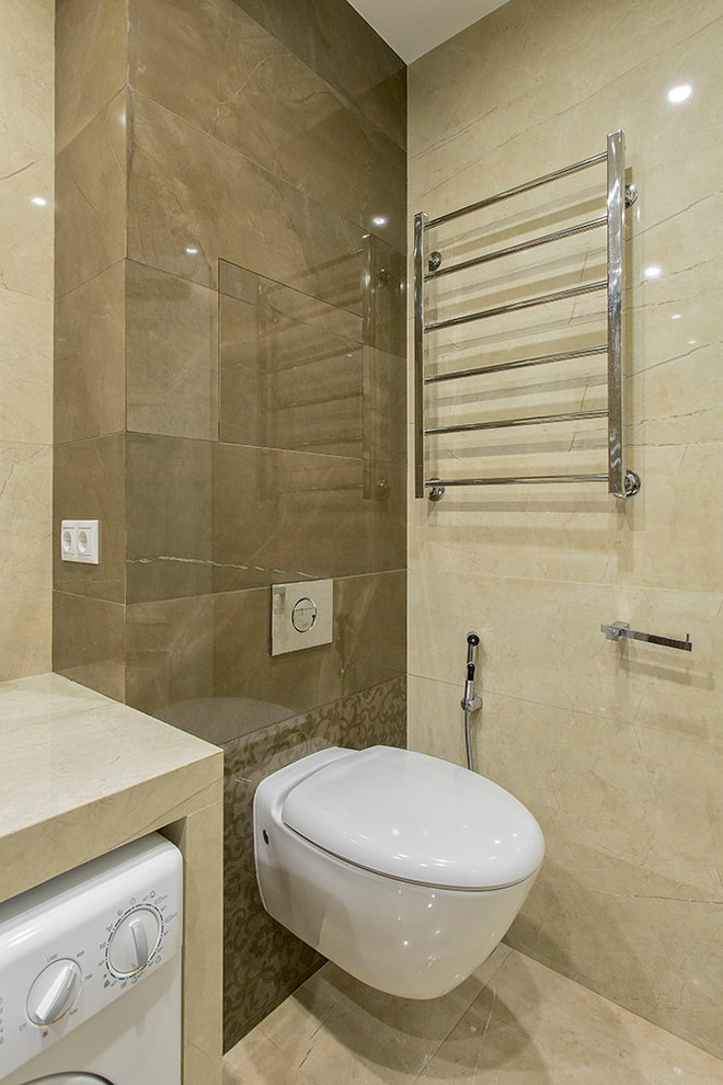 Immagine di una stanza da bagno padronale minimal di medie dimensioni con vasca sottopiano, piastrelle beige, piastrelle in ceramica, pareti marroni, pavimento in gres porcellanato, lavabo a bacinella e pavimento beige