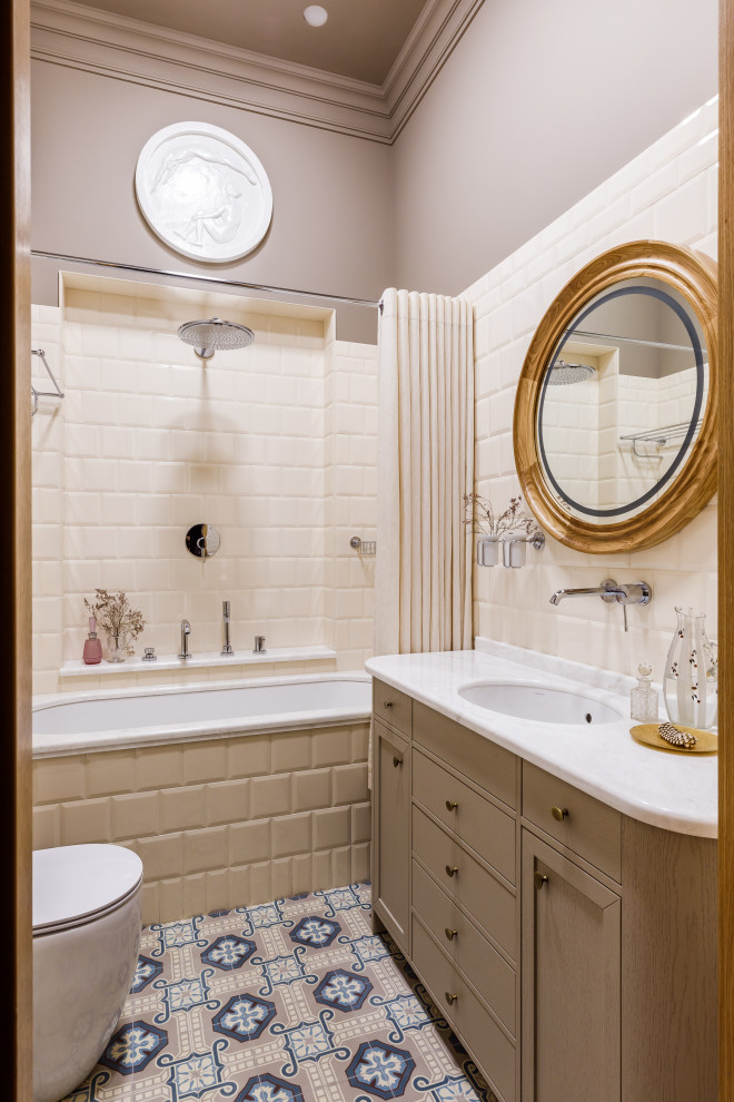 Idéer för ett eklektiskt vit en-suite badrum, med luckor med infälld panel, beige skåp, ett badkar i en alkov, en dusch/badkar-kombination, beige kakel, grå väggar, ett undermonterad handfat, flerfärgat golv och dusch med duschdraperi