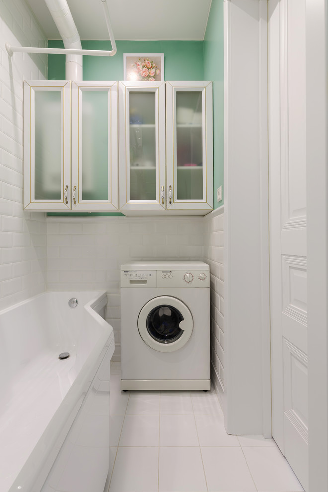 Exemple d'une petite salle de bain principale tendance avec un carrelage blanc, un carrelage métro, un mur vert et un sol blanc.